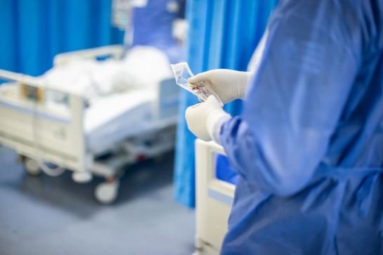 Las vacunas generalmente requieren años de desarrollo, pero los científicos están avanzando en el proceso con el objetivo de producir una vacuna segura y efectiva en tan solo 12 a 18 meses. Las vacunas generalmente requieren años de desarrollo, pero los científicos están avanzando en el proceso con el objetivo de producir una vacuna segura y efectiva en tan solo 12 a 18 meses.
