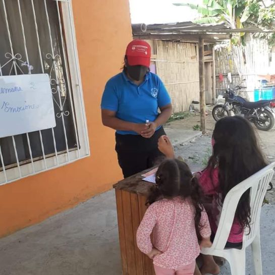 Carolina Espinoza recorre Playas con una pizarra en hombros para dar clase Carolina Espinoza recorre Playas con una pizarra en hombros para dar clase