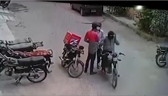 El repartidor asustado finalmente se limpió sus lágrimas de la cara cuando se dio cuenta que ya estaba a salvo y con sus pertenencias El repartidor asustado finalmente se limpió sus lágrimas de la cara cuando se dio cuenta que ya estaba a salvo y con sus pertenencias