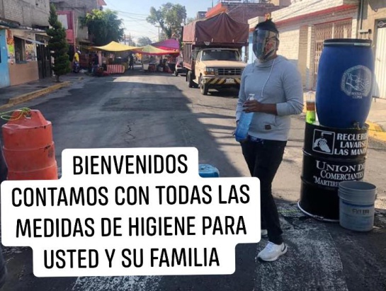 Antes de ingresar a la zona de puestos, se encuentran botes con agua para que pueda lavar y desinfectar sus manos Antes de ingresar a la zona de puestos, se encuentran botes con agua para que pueda lavar y desinfectar sus manos