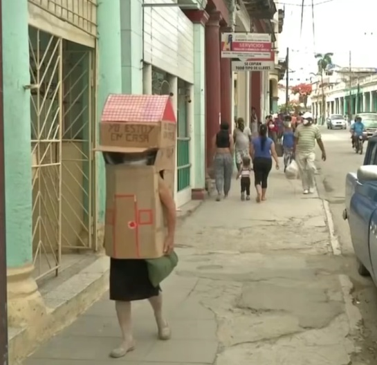 La abuelita utiliza la caja de cartón para hacer sus mandados que le quedan muy lejos de su hogar La abuelita utiliza la caja de cartón para hacer sus mandados que le quedan muy lejos de su hogar