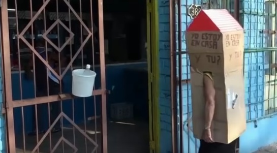 “Yo estoy en casa, ¿y tú?2, Es una de las frases que tiene la caja de la simpática mujer “Yo estoy en casa, ¿y tú?2, Es una de las frases que tiene la caja de la simpática mujer