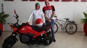 Ahora la enferemera cuenta con una motocicleta para que pueda trasladarse de su casa a su trabajo Ahora la enferemera cuenta con una motocicleta para que pueda trasladarse de su casa a su trabajo