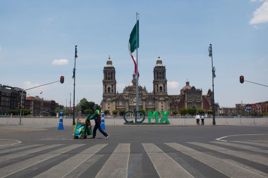 Ante el decreto de Emergencia Sanitaria por la propagación por COVID-19 en el país, en la plancha del Zócalo Capitalino solo se observan algunos trabajadores informales Ante el decreto de Emergencia Sanitaria por la propagación por COVID-19 en el país, en la plancha del Zócalo Capitalino solo se observan algunos trabajadores informales