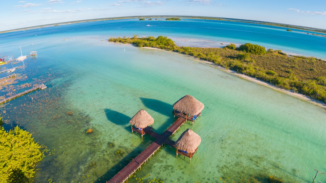 La Laguna de Bacalar de nuevo retoma la belleza de sus siete colores