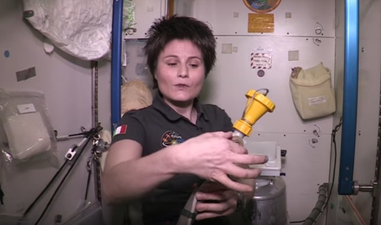 Cuentan con un pequeño embudo conectado a un tubo con un ventilador que genera una succión para que el líquido no se quede flotando Cuentan con un pequeño embudo conectado a un tubo con un ventilador que genera una succión para que el líquido no se quede flotando
