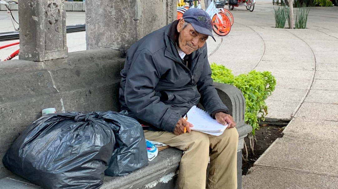 Abuelito trata de salir adelante haciendo dibujitos en las calles de CDMX