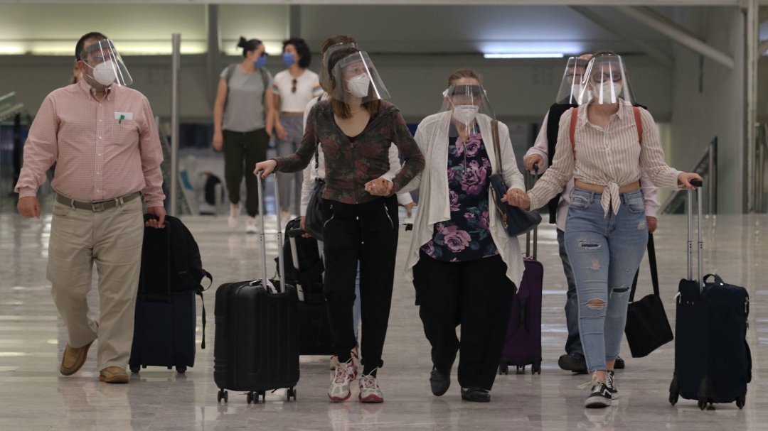 Cubrebocas, asientos separados, "nueva normalidad" al viajar: experto UNAM