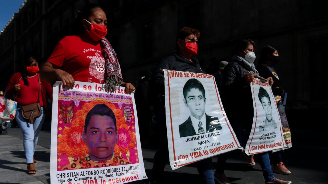 AMLO recibe en privado a padres de los 43 normalistas de Ayotzinapa