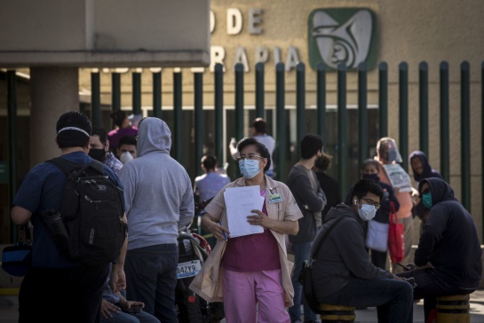 El seguro tiene acceso al servicio médico general, servicio médico quirúrgico, acceso a servicios farmacéuticos, hospitalarios y en general a toda la gama de servicios médicos en sus tres niveles El seguro tiene acceso al servicio médico general, servicio médico quirúrgico, acceso a servicios farmacéuticos, hospitalarios y en general a toda la gama de servicios médicos en sus tres niveles