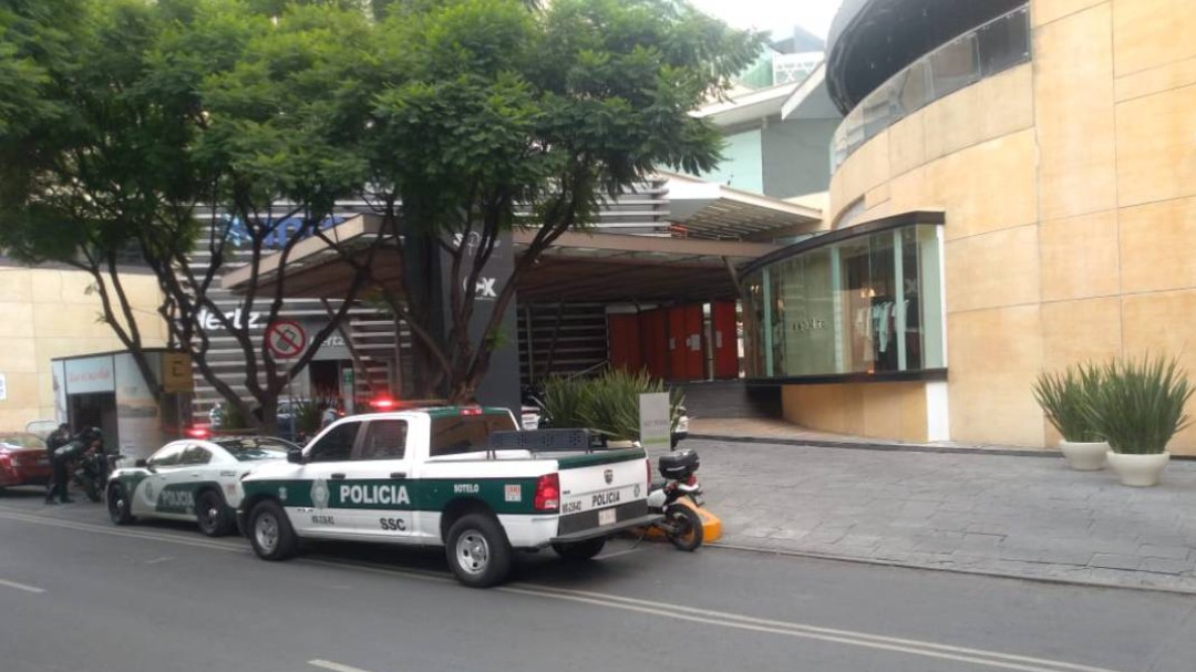 Analizan videos para identificar a asaltantes de tienda en Plaza Antara