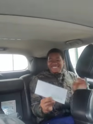 El joven de 18 años estaba muy contento por recibir su primer cheque de trabajo El joven de 18 años estaba muy contento por recibir su primer cheque de trabajo