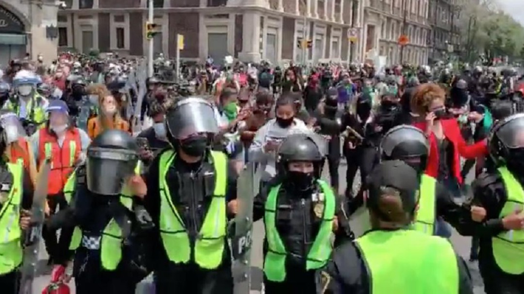 Mujeres protestan contra la Corte por fallo en aborto