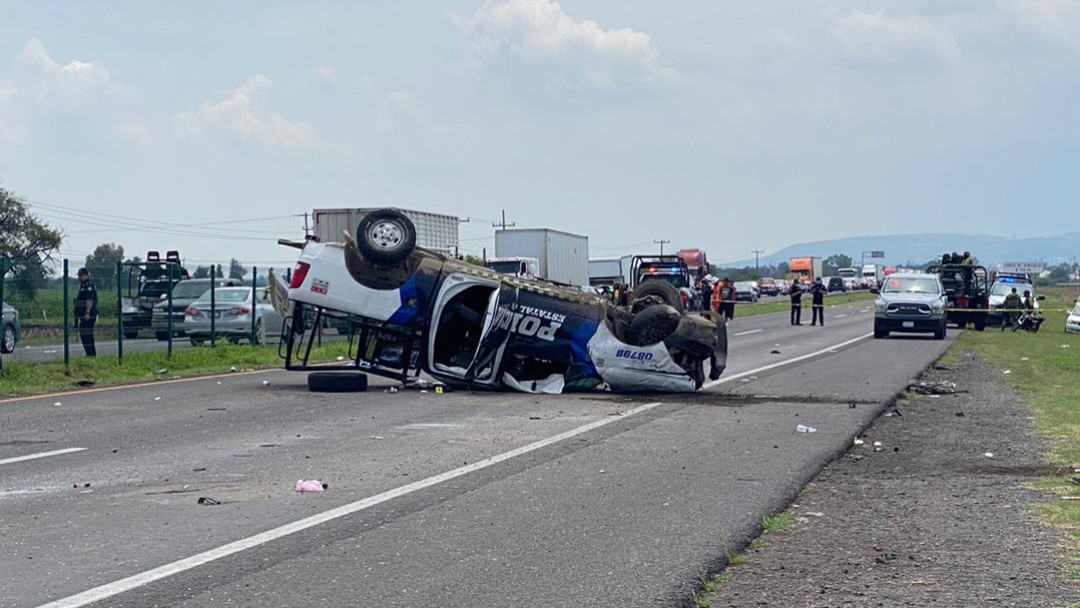 Volcadura de patrulla deja cuatro policías muertos