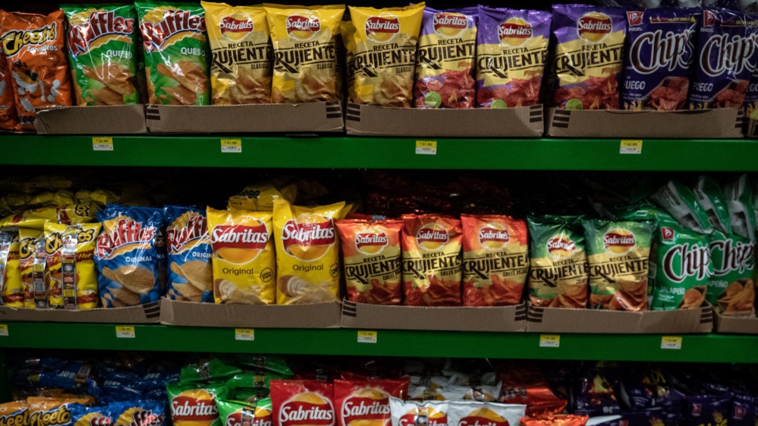 Oaxaca prohíbe venta de refrescos y comida chatarra a menores