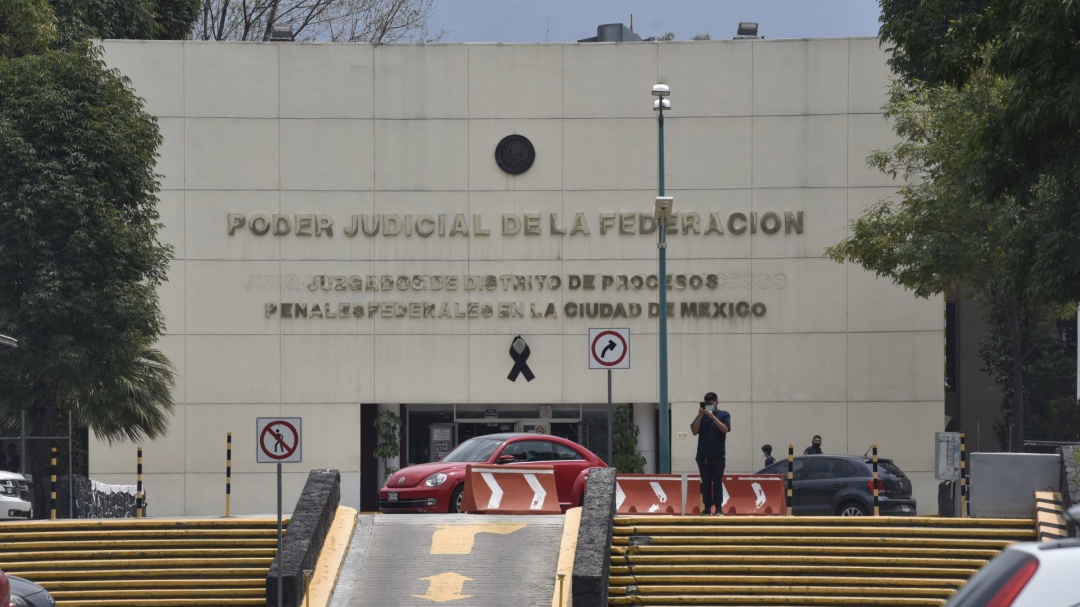 Colectivo 'Ni una menos' se manifiesta al exterior de juzgados