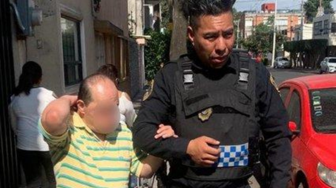 Policía ayuda a hombre con síndrome de Down a regresar a su casa