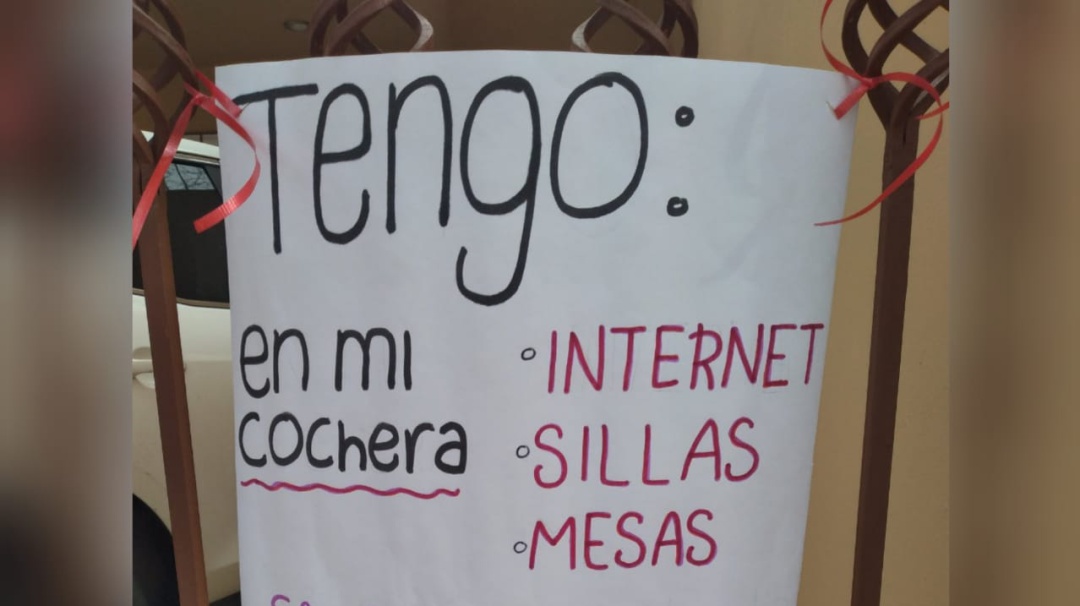 Mamá ofrece conexión a internet gratis a estudiantes en su cochera