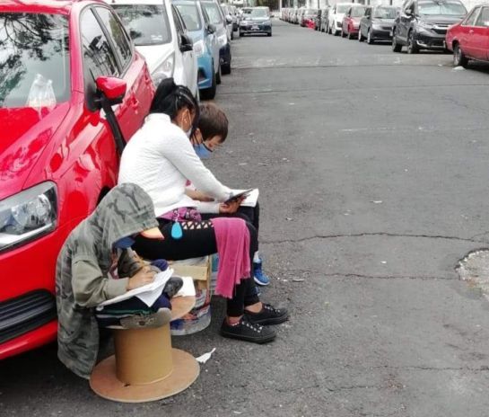 "A ella y a los niños los pueden ver en Añil y Cafetal tomando las clases juntos" "A ella y a los niños los pueden ver en Añil y Cafetal tomando las clases juntos"