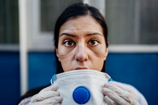 La simulación demostró que las gotículas sin filtrar atraviesan la mascarilla La simulación demostró que las gotículas sin filtrar atraviesan la mascarilla