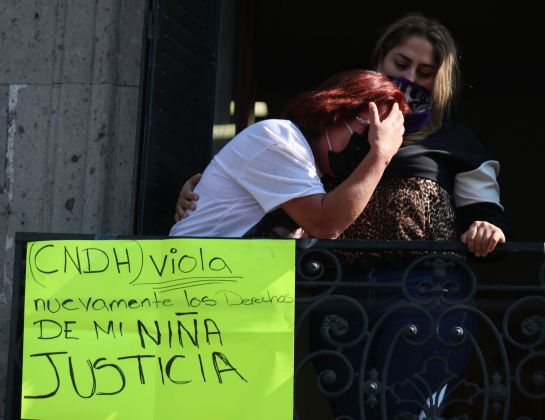 Silvia Castillo, mamá Alan, y Marcela Alemán, mamá de Lya, grita exigiendo justicia desde el balcón de la Comisión Nacional de Derechos Humanos Silvia Castillo, mamá Alan, y Marcela Alemán, mamá de Lya, grita exigiendo justicia desde el balcón de la Comisión Nacional de Derechos Humanos
