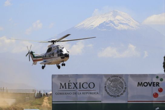 Entregaron de la ampliación de la autopista México-Puebla. En la imagen el helicóptero donde se traslado el presidente EPN y al gobernador Moreno Valle Entregaron de la ampliación de la autopista México-Puebla. En la imagen el helicóptero donde se traslado el presidente EPN y al gobernador Moreno Valle