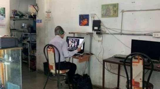 Foto viral de maestro dando clases Foto viral de maestro dando clases