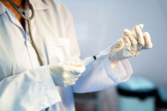 AstraZeneca suspende ensayos de su vacuna para COVID-19 AstraZeneca suspende ensayos de su vacuna para COVID-19