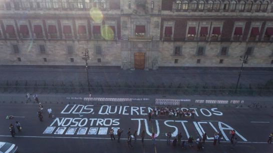 “Informar no es un crimen No se mata la verdad matando periodistas” “Informar no es un crimen No se mata la verdad matando periodistas”