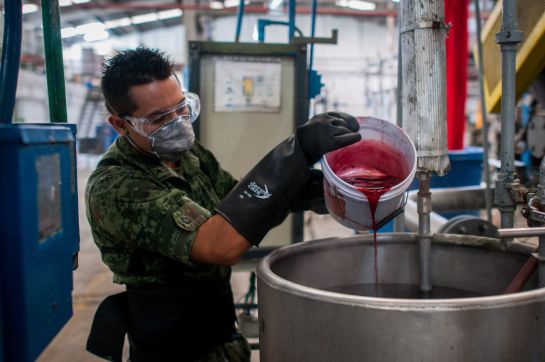 Elementos del ejército mexicano trabajan en la Fábrica de Vesturio y Equipo de la Secretaría de la Defensa Nacional Elementos del ejército mexicano trabajan en la Fábrica de Vesturio y Equipo de la Secretaría de la Defensa Nacional