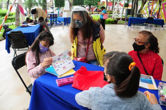 Trabajadores de la alcaldía orientan a los niños durante sus clases Trabajadores de la alcaldía orientan a los niños durante sus clases