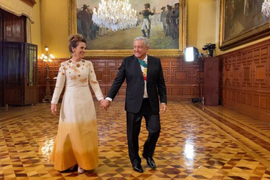El vestido tenía detalles bordados de flores y mariposas en la parte superior El vestido tenía detalles bordados de flores y mariposas en la parte superior