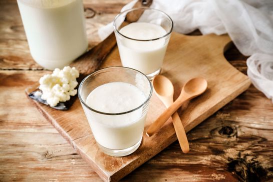 Puede transmitirse a humanos por el consumo de productos lácteos no pasteurizados Puede transmitirse a humanos por el consumo de productos lácteos no pasteurizados