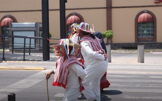 Ellos bailan la Danza de los viejitos Ellos bailan la Danza de los viejitos