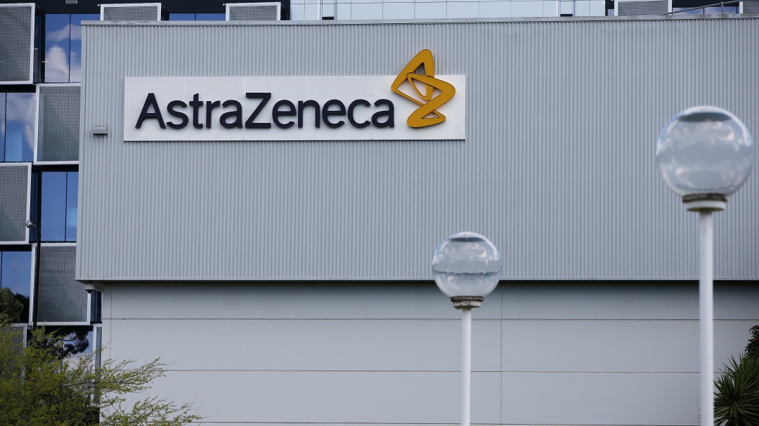 Suman 2 voluntarias de AstraZeneca con reacciones tras vacuna vs COVID-19