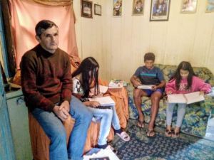 Papá recorre 14 kilómetros en bici para poder llevar las tareas a sus hijos Papá recorre 14 kilómetros en bici para poder llevar las tareas a sus hijos