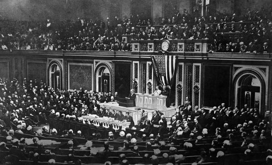En el contexto histórico de Woodrow Wilson, el contagio se dio justo en el momento crucial de la conferencia de paz de París En el contexto histórico de Woodrow Wilson, el contagio se dio justo en el momento crucial de la conferencia de paz de París