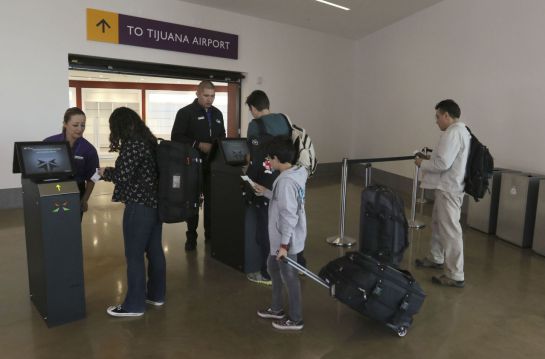 El pasaporte servirá como identificación, excepto en los casos en que exista variación de algún dato personal o cuando los rasgos físicos hayan cambiado. El pasaporte servirá como identificación, excepto en los casos en que exista variación de algún dato personal o cuando los rasgos físicos hayan cambiado.