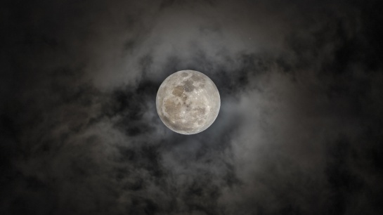 Gracias a las intensas lluvias que surgen en este mes, ayudan a limpiar la atmósfera y permiten apreciar mejor la belleza de la Luna Gracias a las intensas lluvias que surgen en este mes, ayudan a limpiar la atmósfera y permiten apreciar mejor la belleza de la Luna