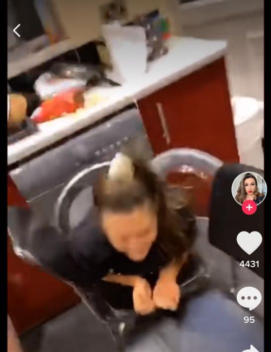 Después de un tiempo, le pusieron unas sillas para que pudiera estar más cómoda Después de un tiempo, le pusieron unas sillas para que pudiera estar más cómoda