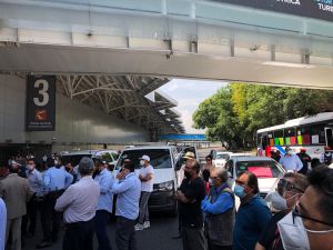 Taxistas se manifiestan en el AICM Taxistas se manifiestan en el AICM