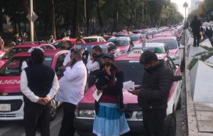 Piden taxistas a las autoridades “piso parejo” Piden taxistas a las autoridades “piso parejo”