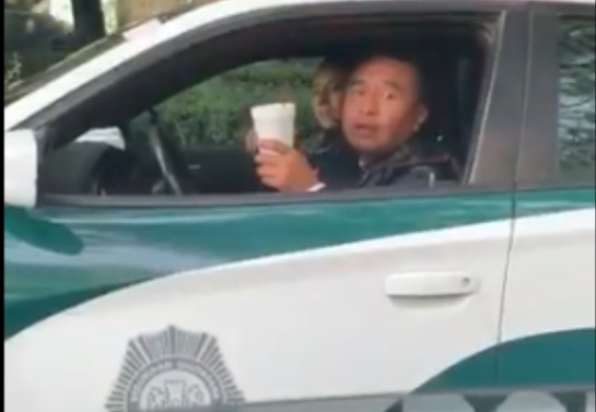A pesar de los letros de "no estacionarse" los policías estaban muy agusto desayunando en una ciclovía A pesar de los letros de "no estacionarse" los policías estaban muy agusto desayunando en una ciclovía