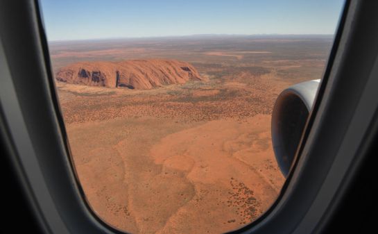 Uluru, el enorme monolito rojizo que se alza en medio del desierto australiano Uluru, el enorme monolito rojizo que se alza en medio del desierto australiano