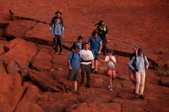 Los anangu intentaron explicar a los turistas que subir violaba sus creencias y su ley tradicional Los anangu intentaron explicar a los turistas que subir violaba sus creencias y su ley tradicional