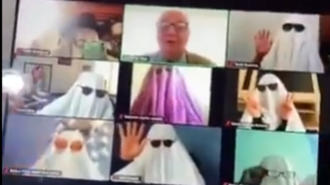 Alumnos asustan a profesor vestidos de fantasmas durante clase en línea