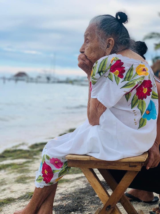 Por medio de su cuenta de Facebook, Stephanie Flores compartió las fotos que le tomó a su bisabuela al conocer el mar en Cancún Por medio de su cuenta de Facebook, Stephanie Flores compartió las fotos que le tomó a su bisabuela al conocer el mar en Cancún