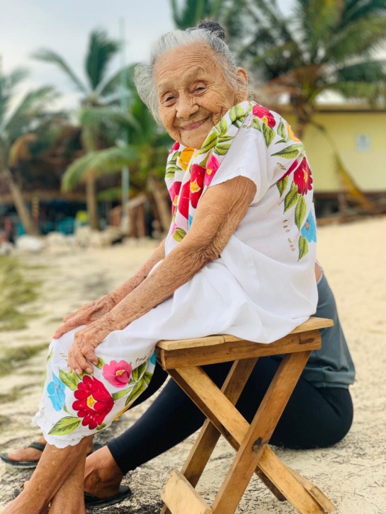 Conmueve reacción de abuelita de 97 años que conoce por primera vez el mar Conmueve reacción de abuelita de 97 años que conoce por primera vez el mar