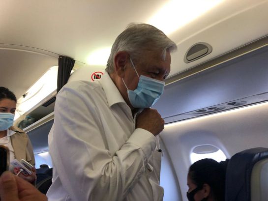 Andrés Manuel López Obrador solo usa cubrebocas en sus vuelos Andrés Manuel López Obrador solo usa cubrebocas en sus vuelos