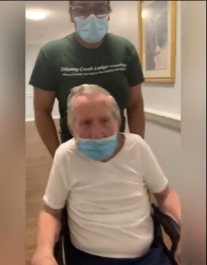 El abuelito es empujado en su silla de ruedas para reencontrarse con su amada El abuelito es empujado en su silla de ruedas para reencontrarse con su amada